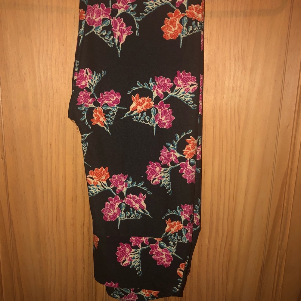 NWT OS LLR Black Leggings w/Pretty Floral Print